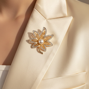 Elegant Rhinestone Leaf Brooch Pin with Faux Pearl Accent – Gold & Silver Floral Lapel Pin (5x4.5cm) (CC1181)
