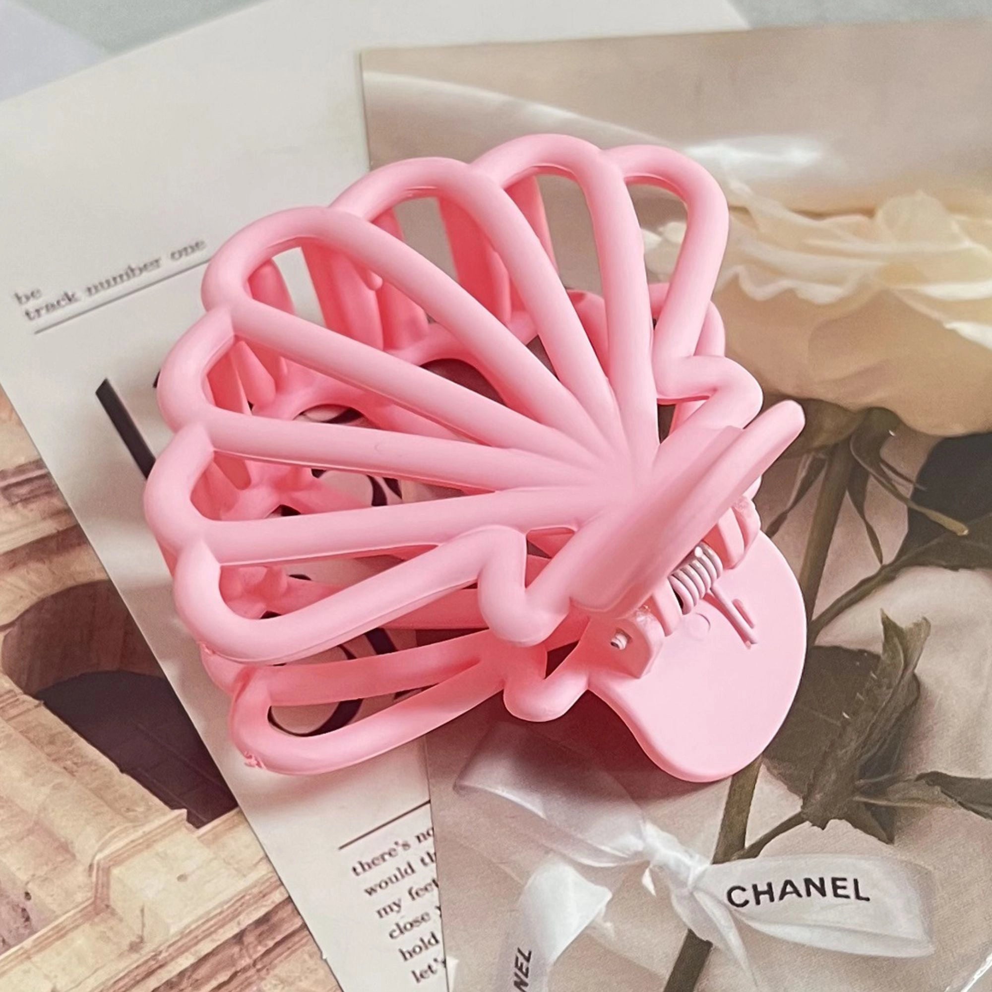 Matte Fan-Shaped Hair Clip – Large Claw Clip for Thick Hair