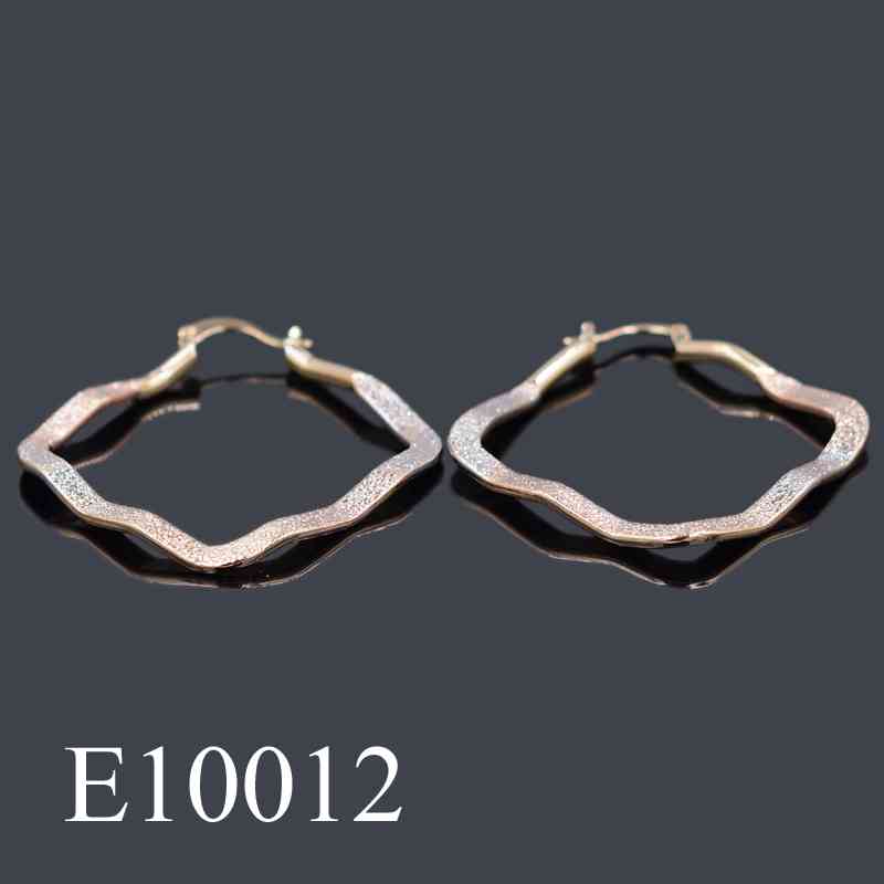 E10012 - 18K Gold Plated Textured Wave Hoop Earrings | Wavy Diamond-Cut Gold Hoops