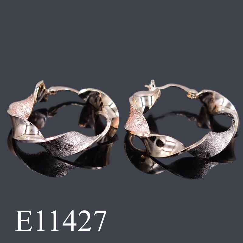 E11427 - 18K Gold Plated Twisted Hoop Earrings for Women – Elegant Textured Diamond-Cut Wave Hoops