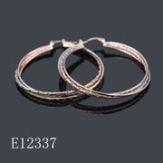 E12337 - Tri-Tone Gold Plated Textured Double Hoop Earrings – Elegant Interlocking Circle Hoops for Women