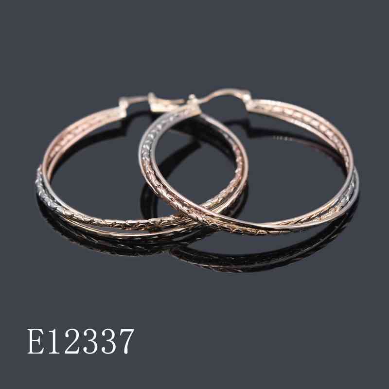 E12337 - Tri-Tone Gold Plated Textured Double Hoop Earrings – Elegant Interlocking Circle Hoops for Women