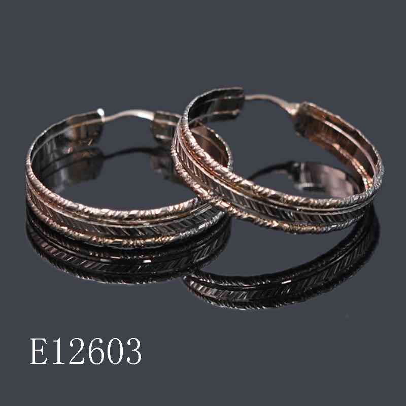 E12603 - Elegant Rose Gold Plated Diamond-Cut Textured Hoop Earrings for Women