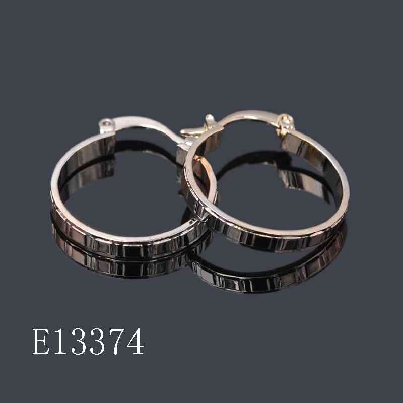E13374 - 18K Gold Plated Textured Hoop Earrings for Women – Classic Grooved Huggie Hoops with Secure Latch Closure