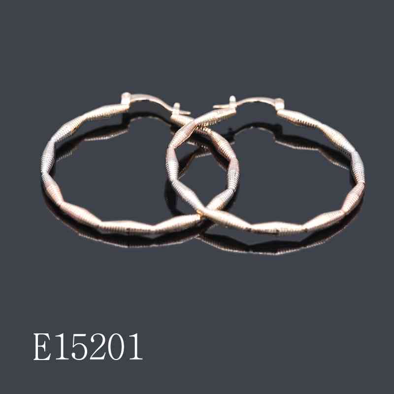 E15201 - 30mm Elegant Textured Gold Plated Hoop Earrings| 18K Gold Plated – Wavy Ribbed Geometric Hoops