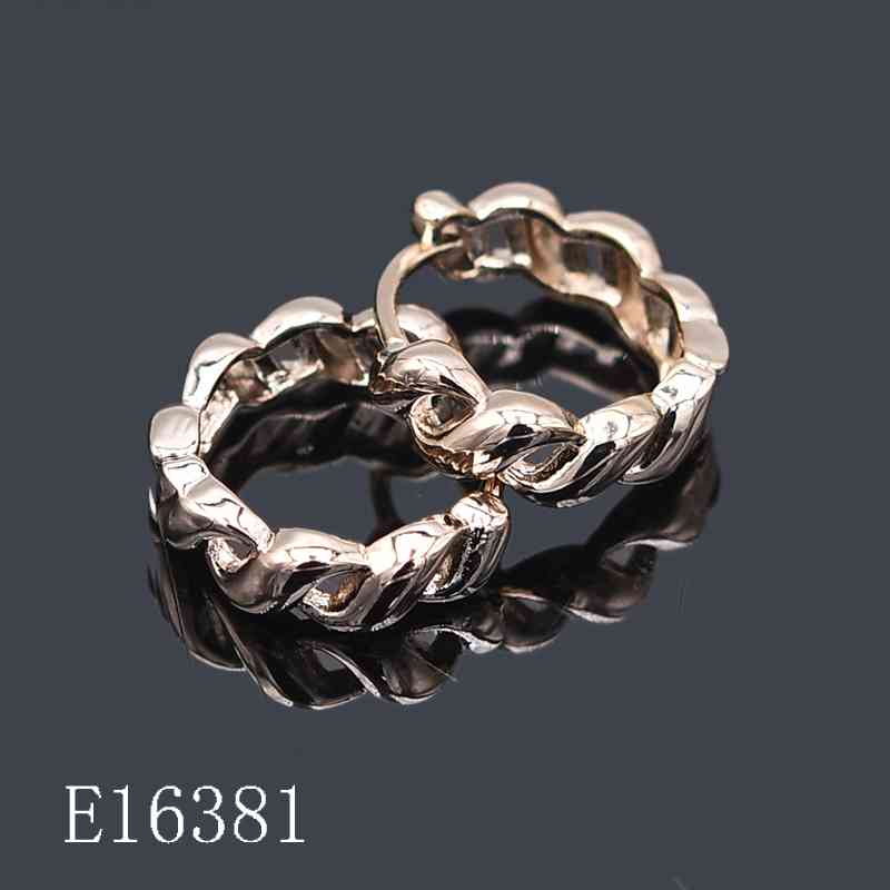 E16381 - 18K Gold Plated Twisted Huggie Hoop Earrings | Chunky Braided Gold Hoops for Women