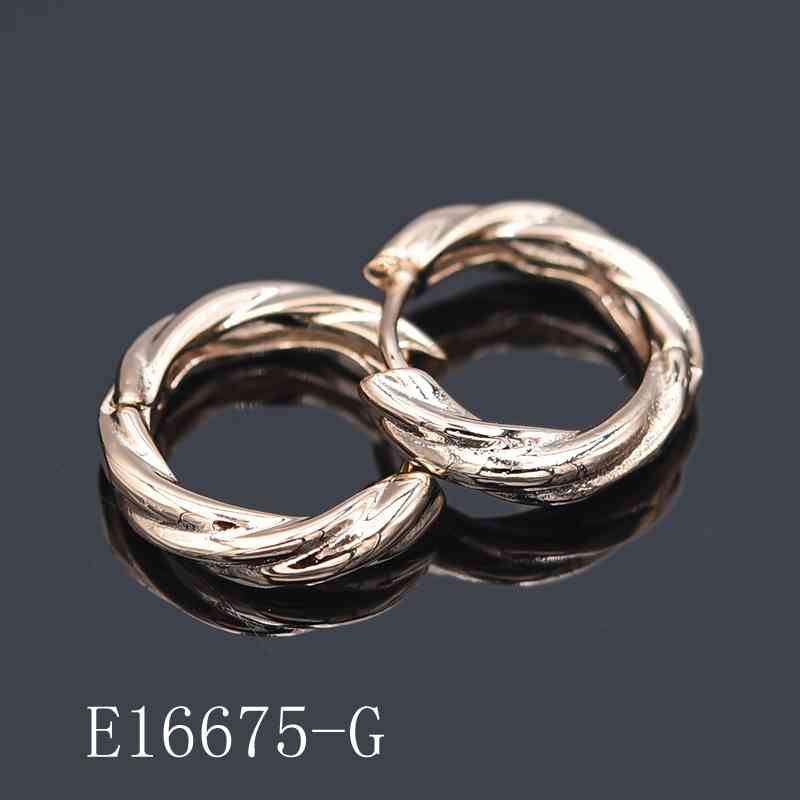 E16675 - 18K Gold Plated Twisted Huggie Hoop Earrings – Chunky Rope Hoops for Women