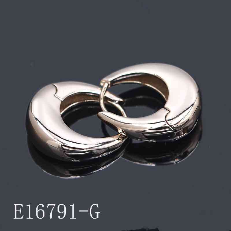 E16791 - Chunky Gold-Plated Huggie Hoop Earrings - Thick & Polished Crescent Design