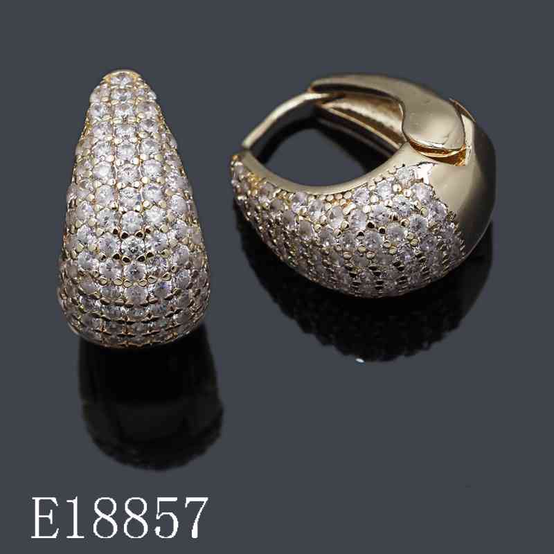 E18857 - 18K Gold Plated Pavé Cubic Zirconia Chunky Huggie Hoop Earrings