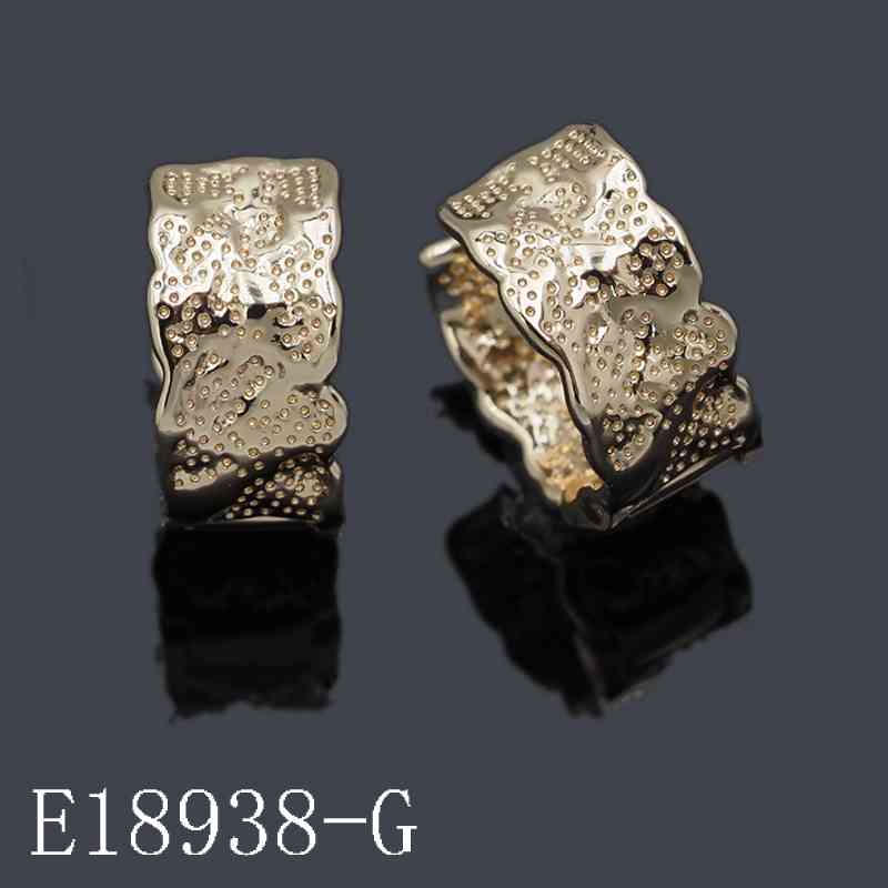 E18938 - 18K Gold Plated Textured Wide Huggie Hoop Earrings | Organic Hammered Gold Statement Hoops