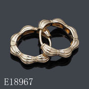 E18967 - 18K Gold Plated Vintage Scalloped Huggie Hoop Earrings | Textured Ribbed Floral Gold Hoops for Women