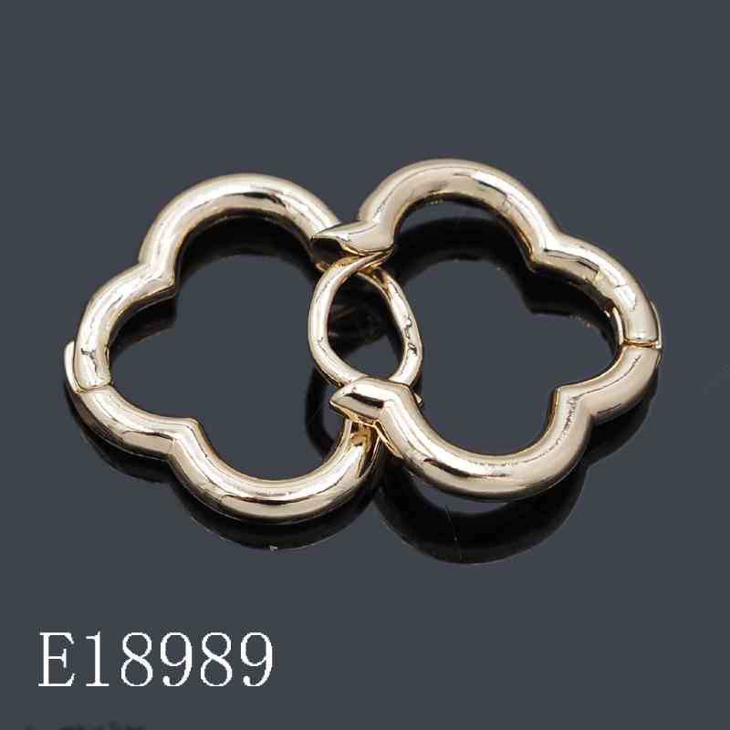 E18989 - 18K Gold Plated Clover Hoop Earrings | Gold Quatrefoil Huggie Hoops for Women
