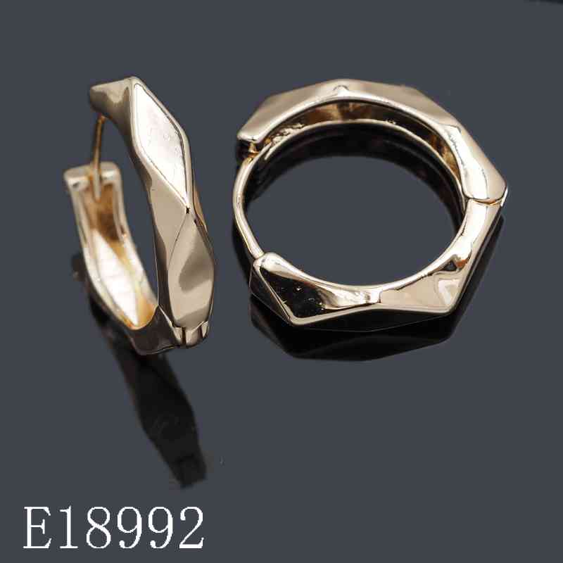E18992 - 18K Gold Plated Geometric Huggie Hoop Earrings | Textured Faceted Gold Hoops