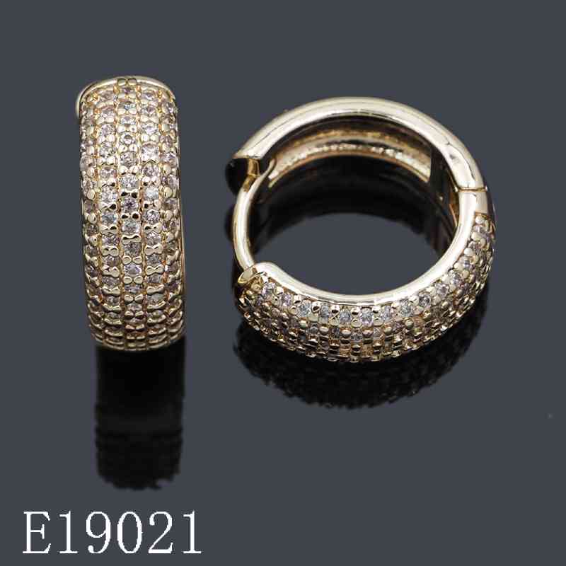 E19021 - 18K Gold Plated Pavé Cubic Zirconia Huggie Hoop Earrings for Women | Sparkly Micro-Pavé Small Hoops