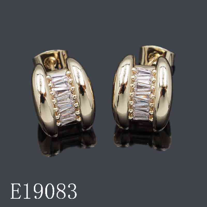 E19083 - 18K Gold Plated Baguette Cubic Zirconia Huggie Hoop Earrings for Women – Elegant Chunky Half-Hoop Studs