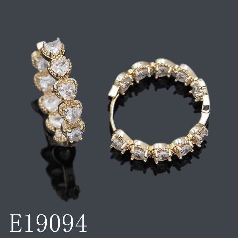 E19094 - 18K Gold Plated Heart Cut Cubic Zirconia Hoop Earrings – Sparkling CZ Huggie Hoops for Women