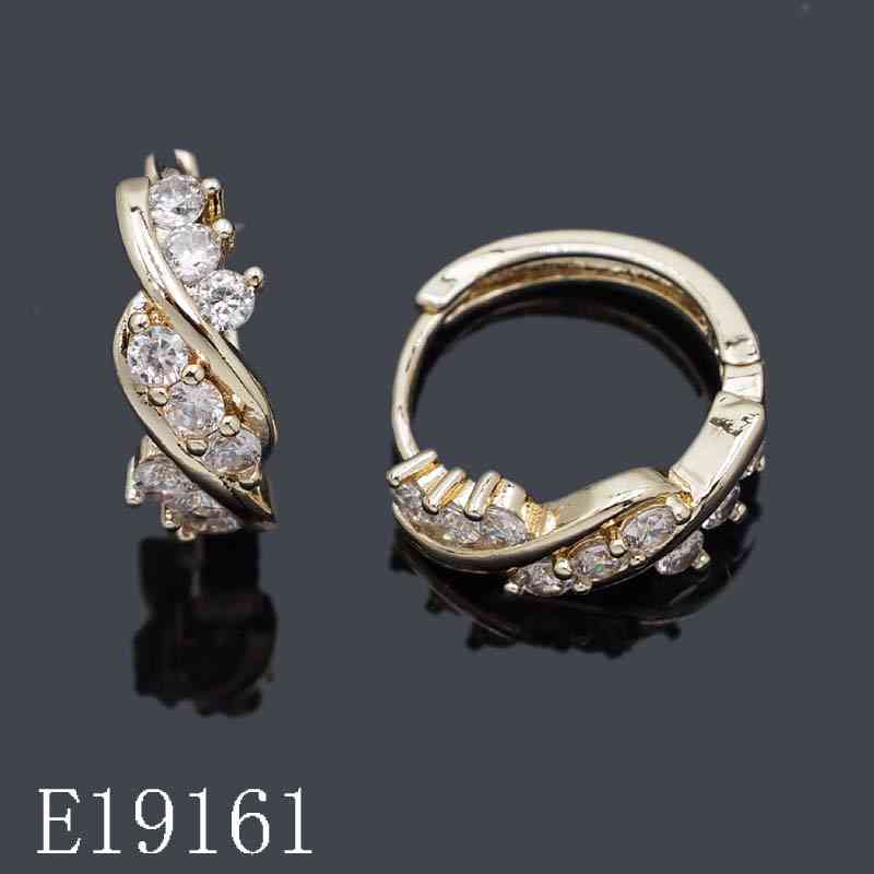 E19161 - 18K Gold Plated Twisted Cubic Zirconia Huggie Hoop Earrings
