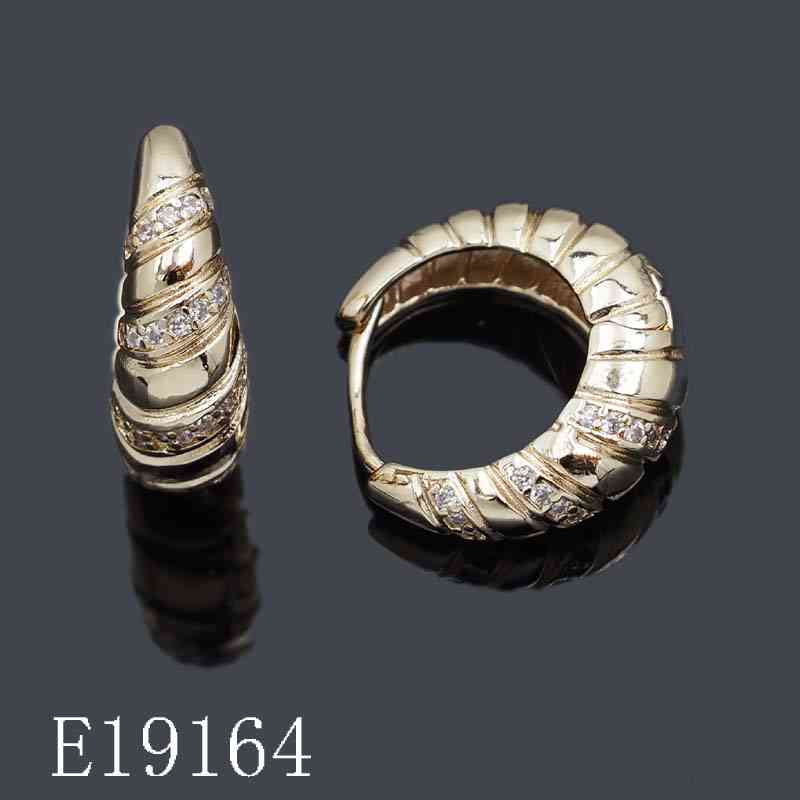 E19164 - 18K Gold Plated Ribbed Huggie Hoop Earrings with Cubic Zirconia – Twisted Croissant Sparkle Hoops for Women