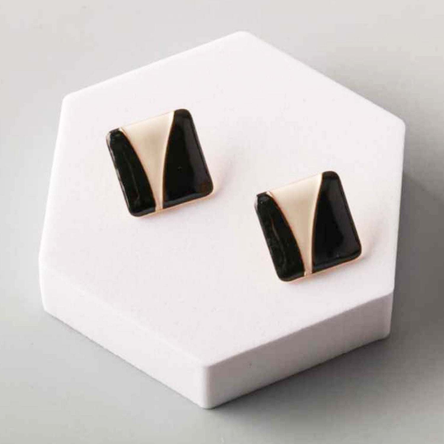 Retro Abstract Square Enamel Stud Earrings – Geometric Two-Tone Design (ER39333)