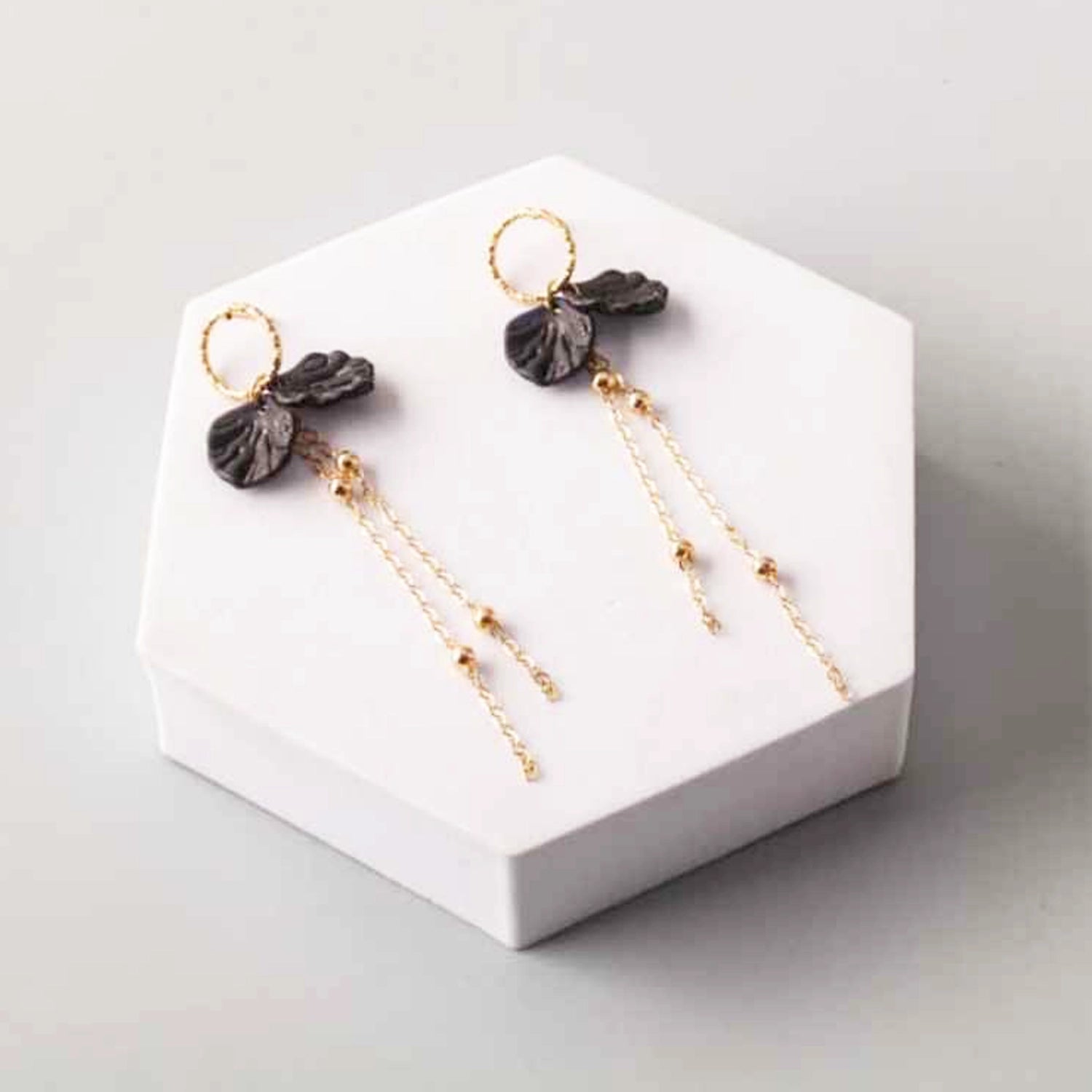 Elegant Shell & Ball Chain Tassel Drop Earrings - Black and Gold (ER39654)