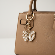 Wholesale Faux Pearl Butterfly Keychain & Bag Charm (9cm) – Bulk Gold-Tone Keyring Set (QE3256)