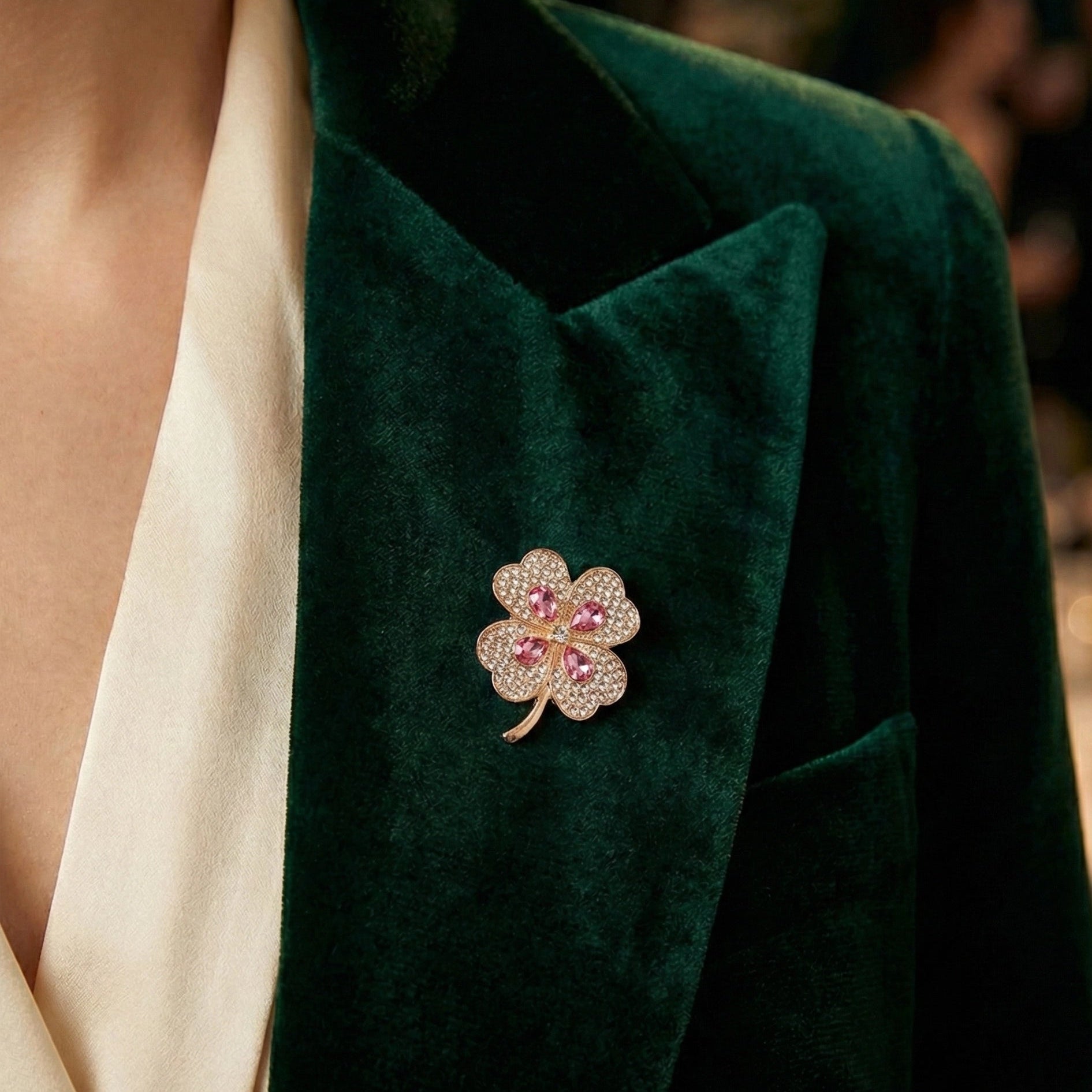 Sparkling Four-Leaf Clover Brooch with Teardrop Crystals – 4.5cm Lucky Charm Pin (RBC-0248R)