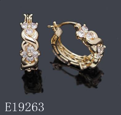 E19263 - 18K Gold Plated Brass Intertwined Floral CZ Huggie Hoop Earrings | Woven Swirl Flower Leverback Huggie Earrings